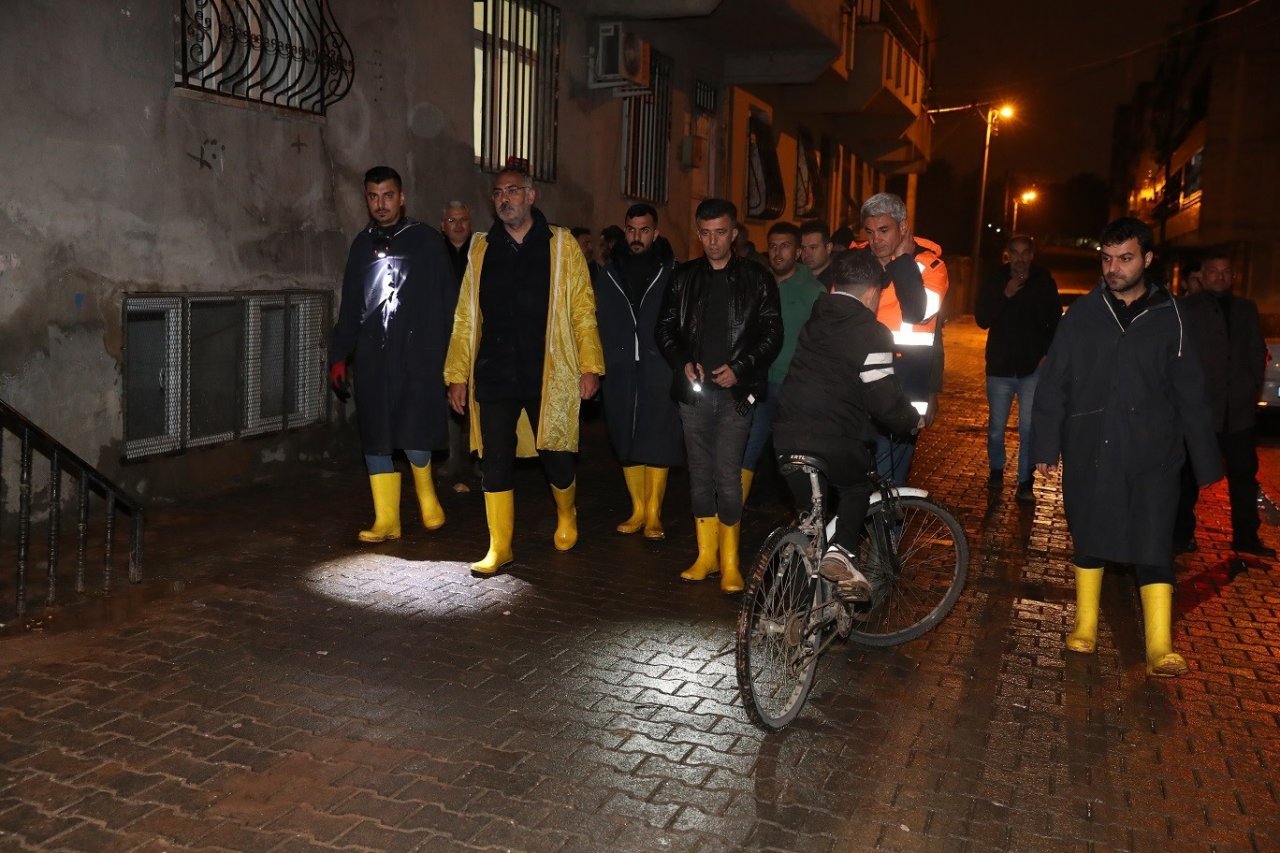 Eyyübiye’de yağış mesaisi sahura kadar sürdü