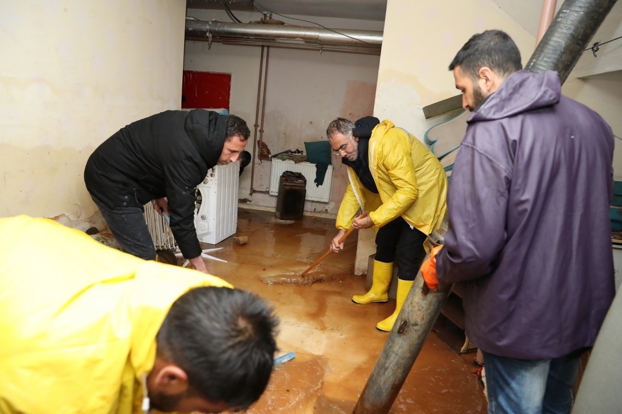 Eyyübiye’de yağış mesaisi sahura kadar sürdü