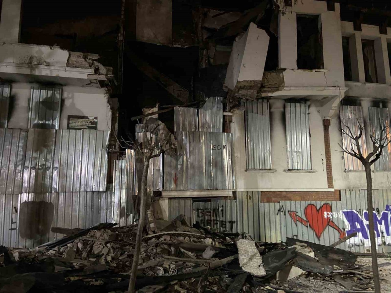 Fatih’te 4 ay önce yanan tarihi metruk bina kısmen çöktü