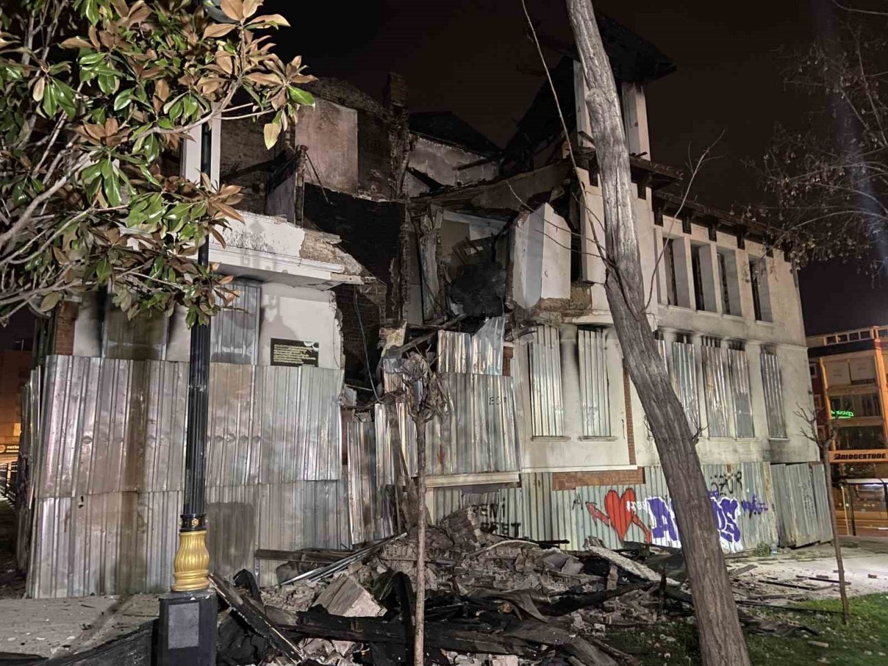 Fatih’te 4 ay önce yanan tarihi metruk bina kısmen çöktü