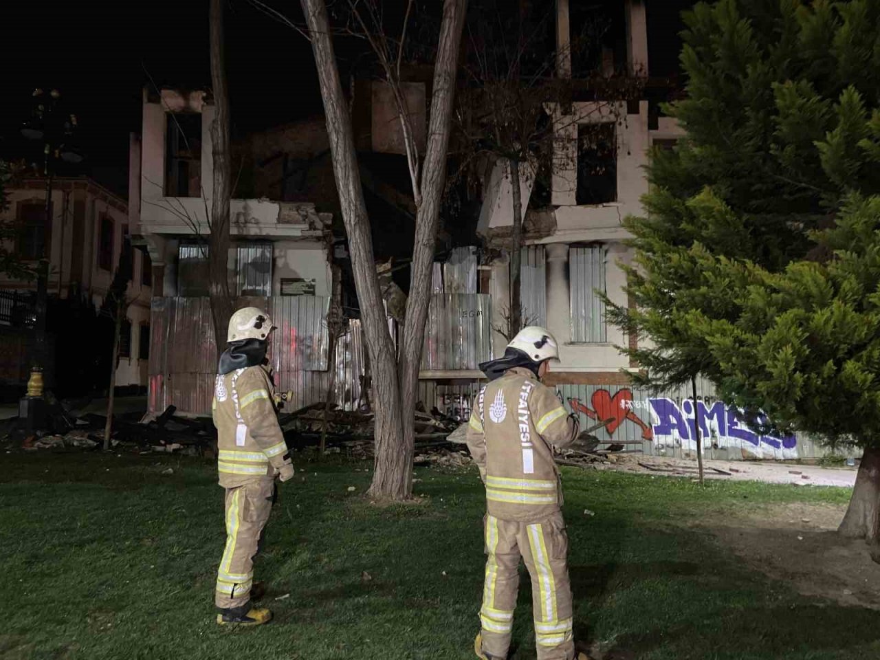 Fatih’te 4 ay önce yanan tarihi metruk bina kısmen çöktü