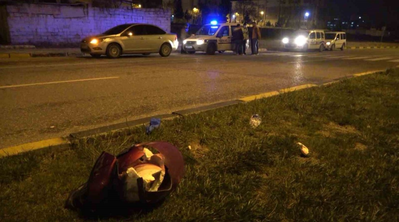 Seyir halindeki araç, motosiklete çarpıp yola savurdu: 2 ağır yaralı