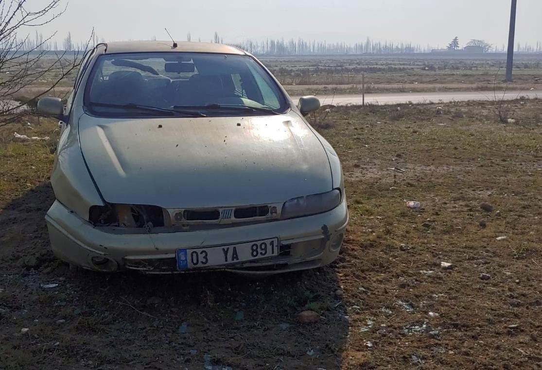 Aydınlatma direğine çarpan otomobilin sürücüsü kazayı yaralı atlattı