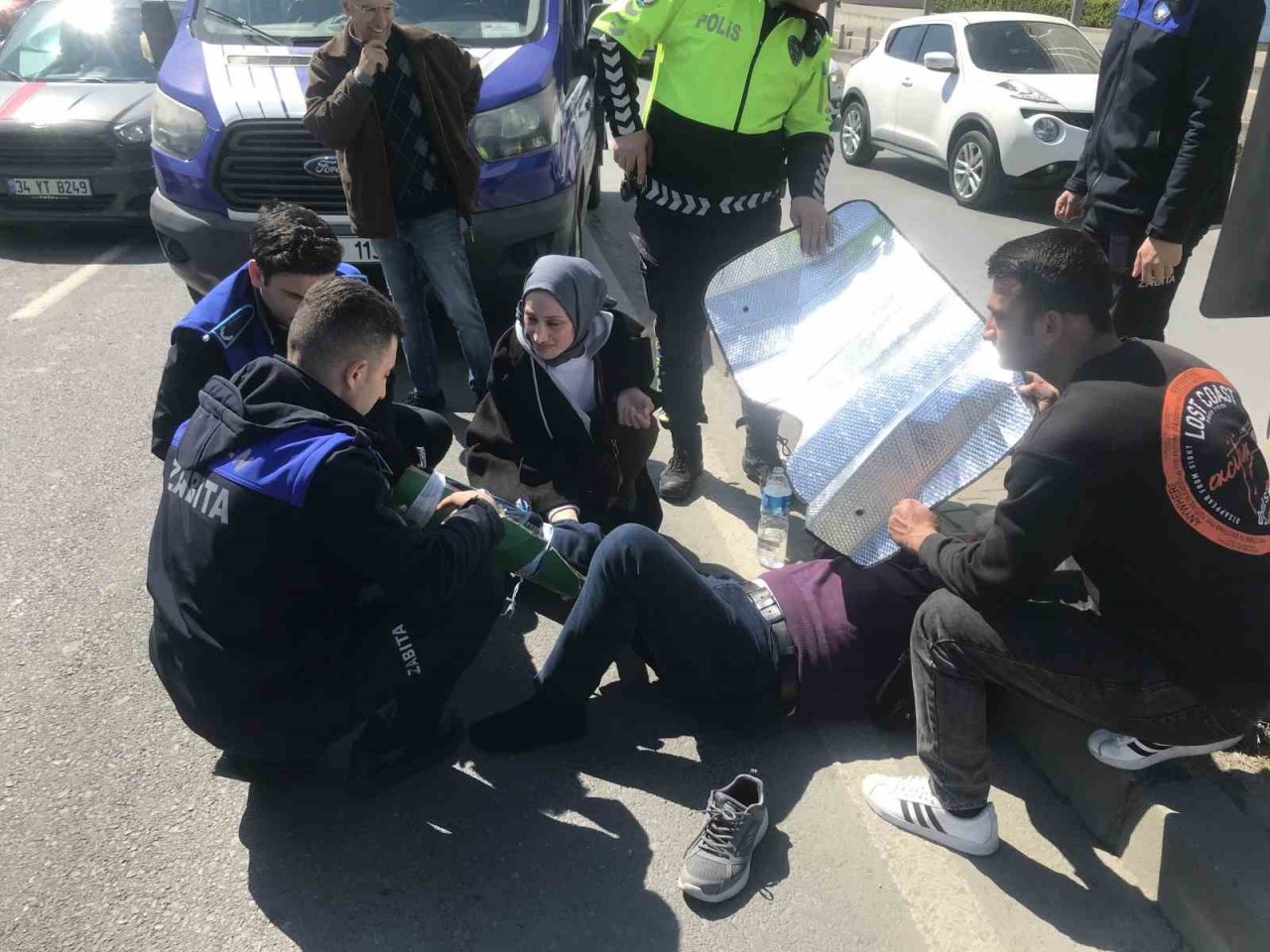 Çarptıkları adamın yanından bir an olsun ayrılmadılar: İlk müdahaleyi de onlar yaptı