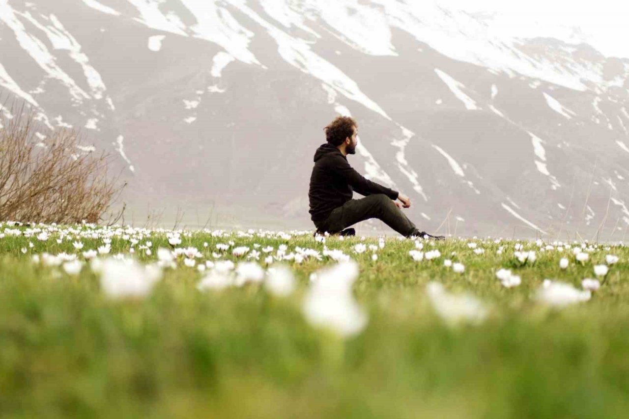 Ovayı beyaza bürüyen kardelenler arasında santur keyfi