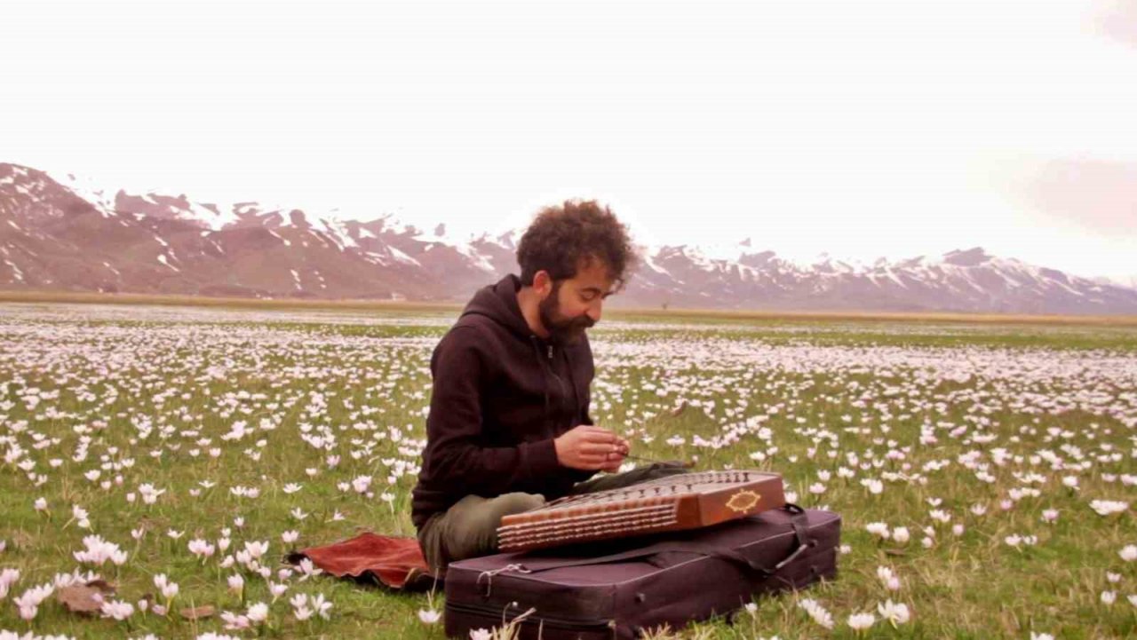 Ovayı beyaza bürüyen kardelenler arasında santur keyfi