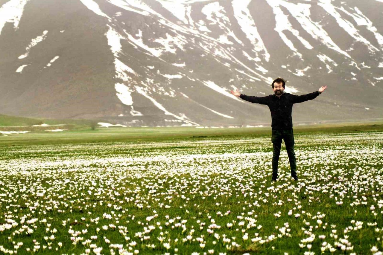 Ovayı beyaza bürüyen kardelenler arasında santur keyfi