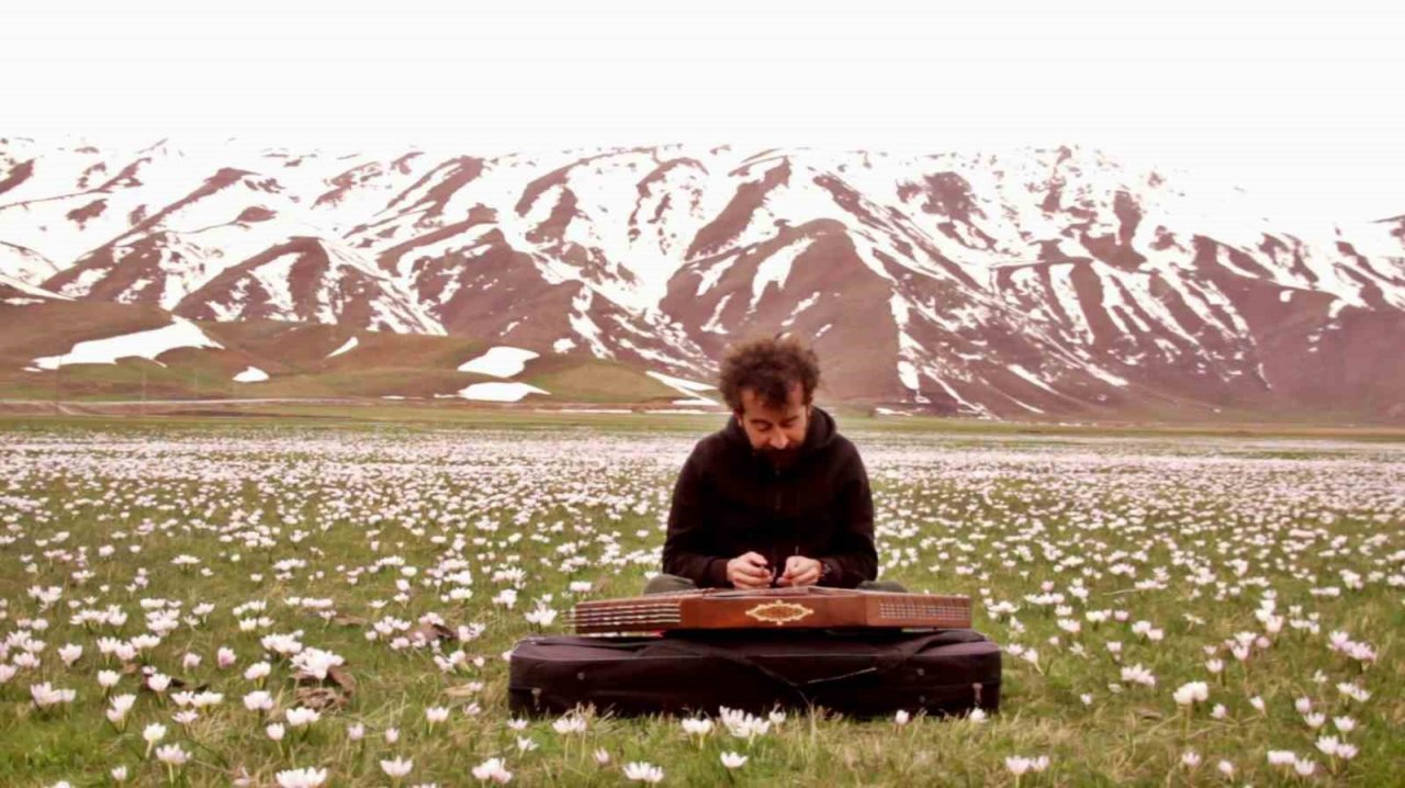 Ovayı beyaza bürüyen kardelenler arasında santur keyfi