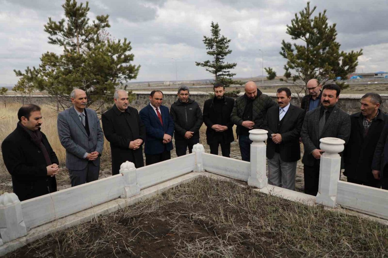 Halk Ozanı Çobanoğlu mezarı başında anıldı