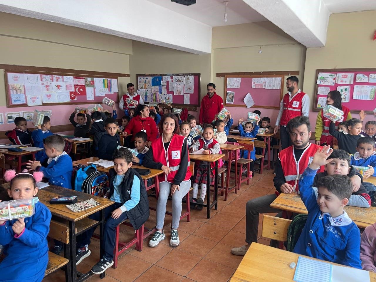 Hatay’da okulun ilk gününde çocuklara oyuncak