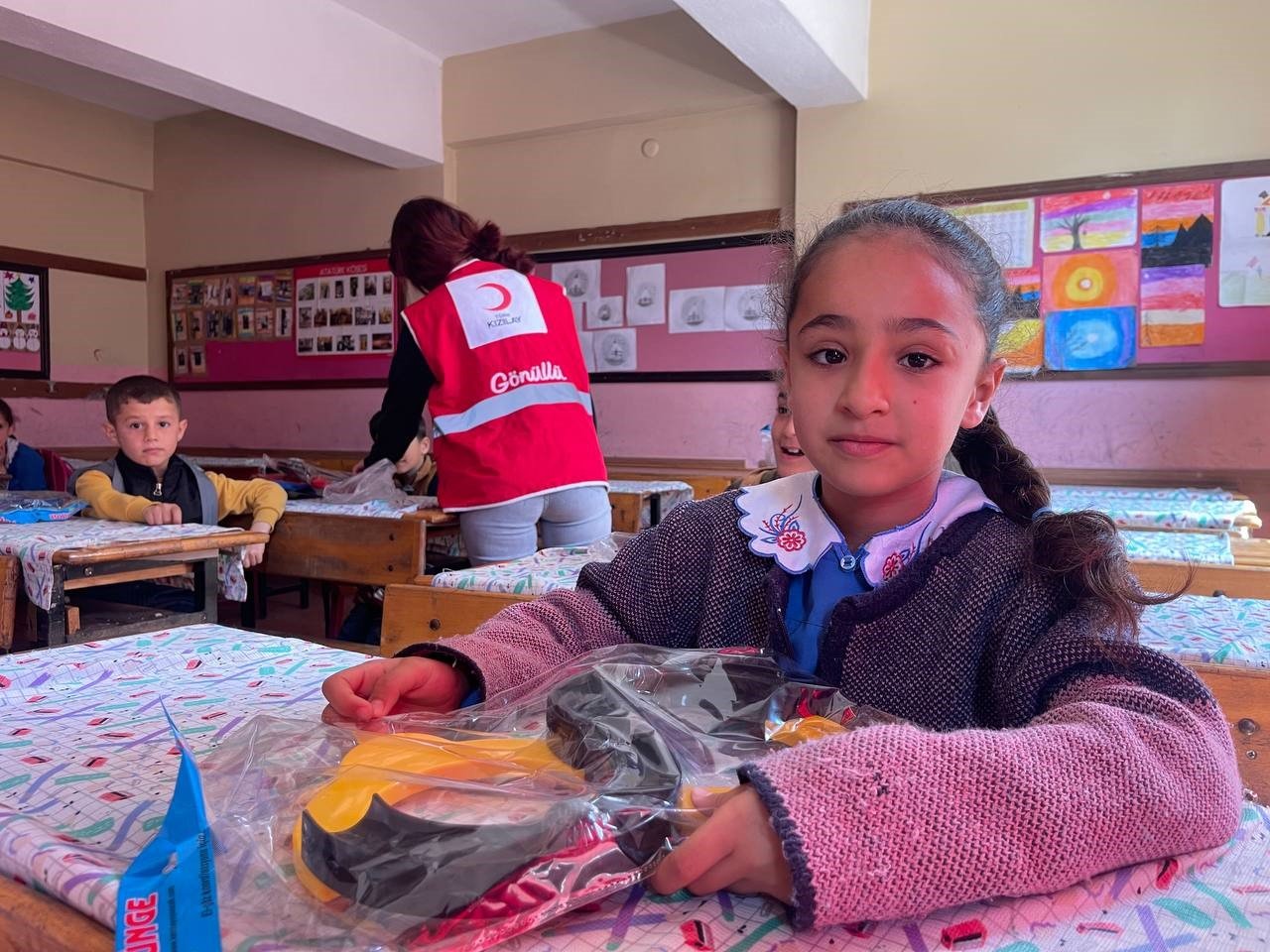 Hatay’da okulun ilk gününde çocuklara oyuncak