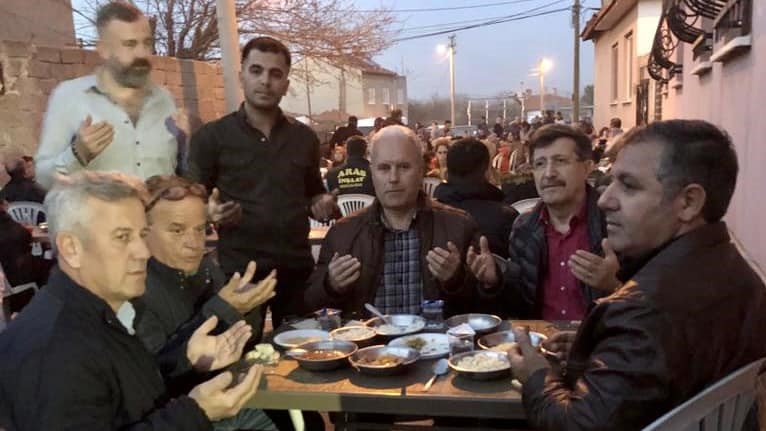 Burhaniye’de iftar yemekleri yüzlerce vatandaşı buluşturuyor