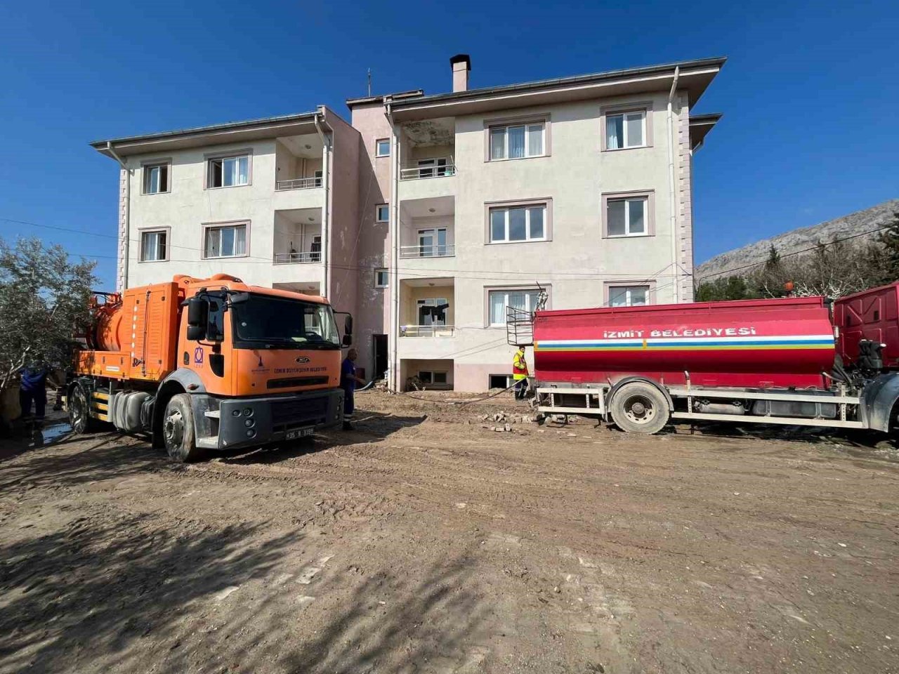 Selden etkilenen polis lojmanları, İzmit Belediyesi ekiplerince temizleniyor