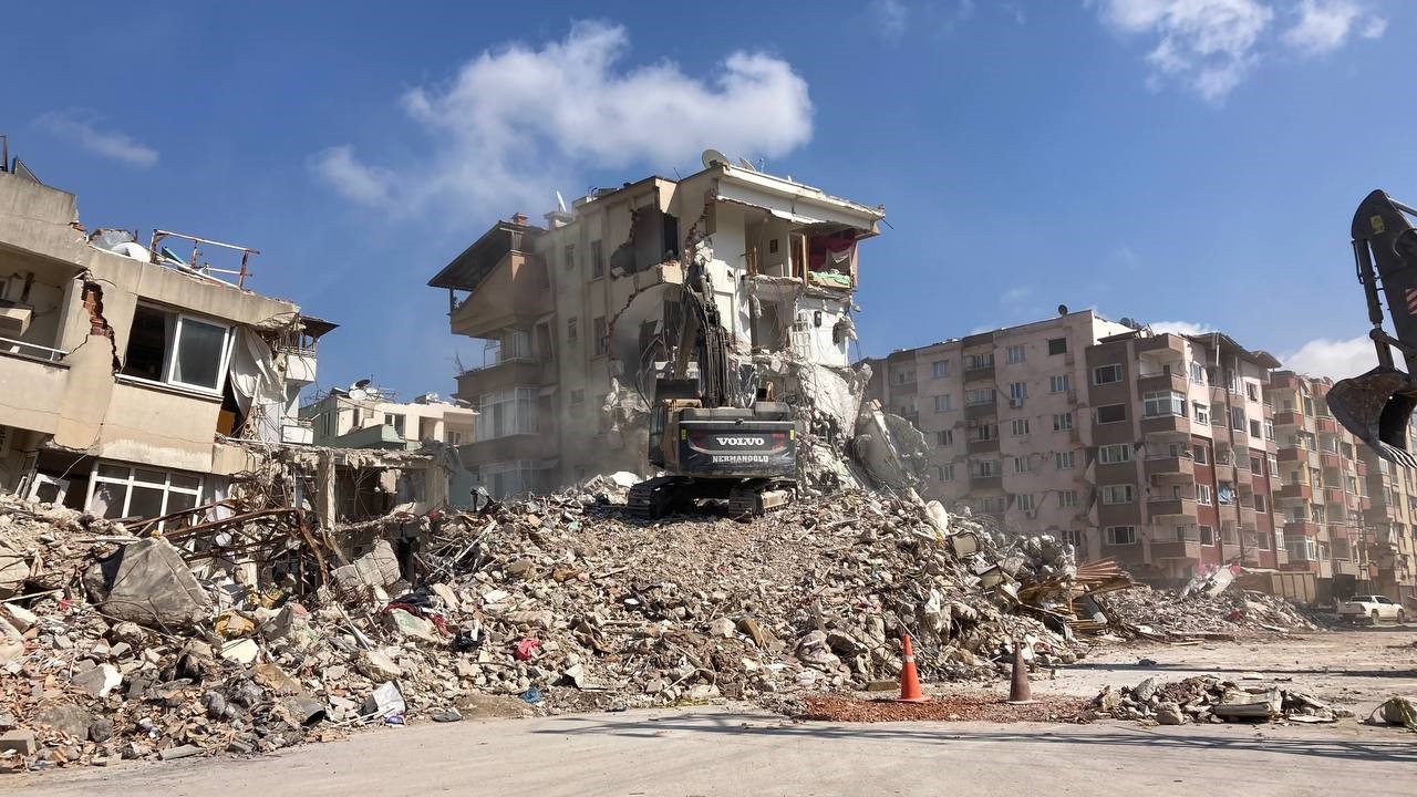 Hatay’da hasarlı binaların yıkımına devam ediliyor