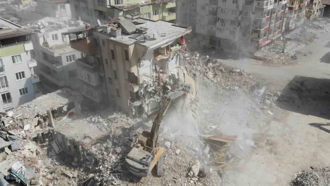 Hatay’da hasarlı binaların yıkımına devam ediliyor