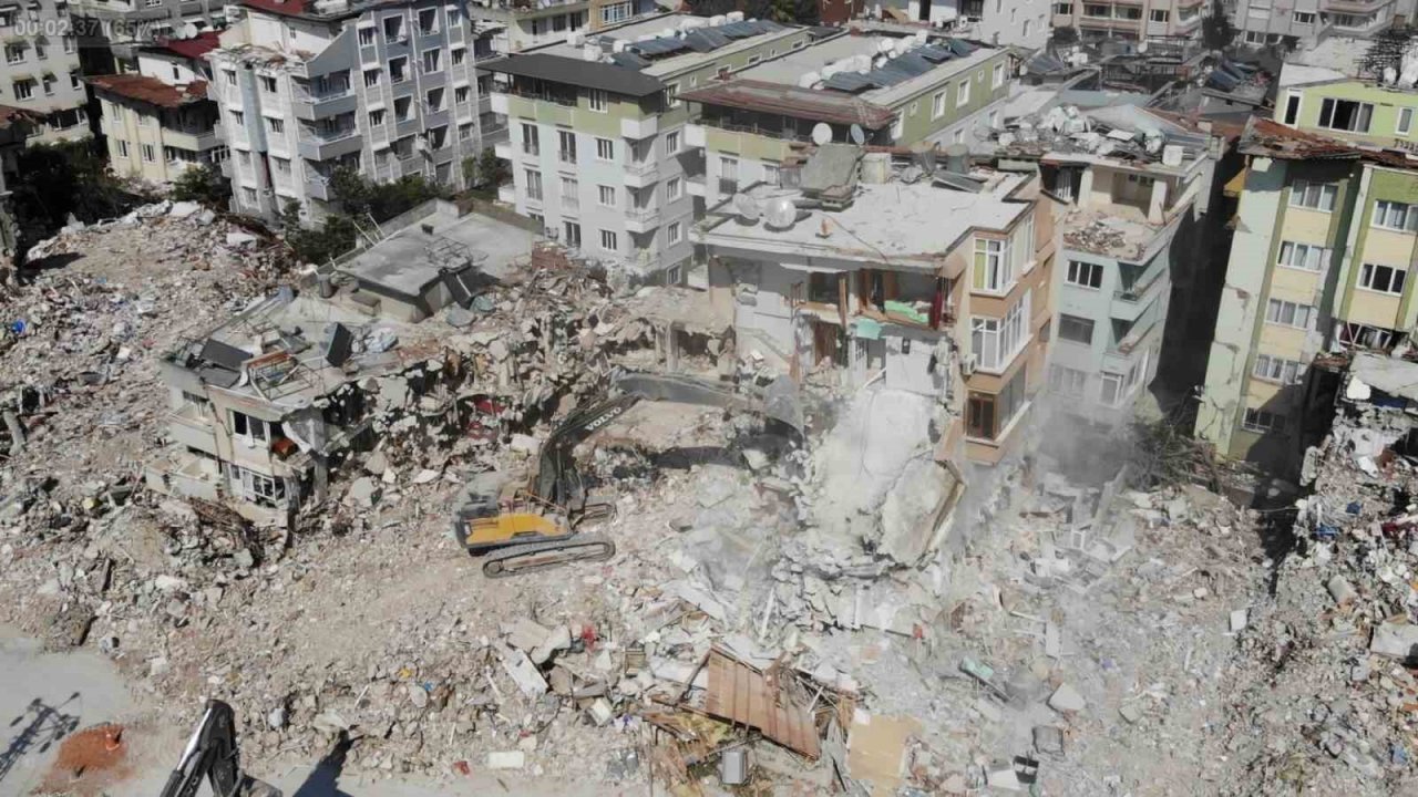 Hatay’da hasarlı binaların yıkımına devam ediliyor