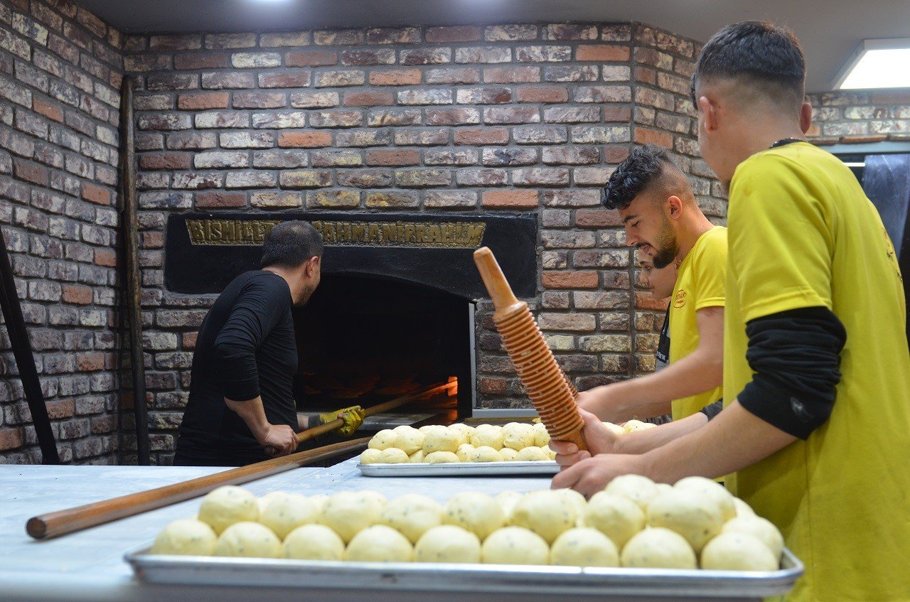 Tescilli Maraş çörekleri Ramazan ayında sofralar için hazırlanıyor