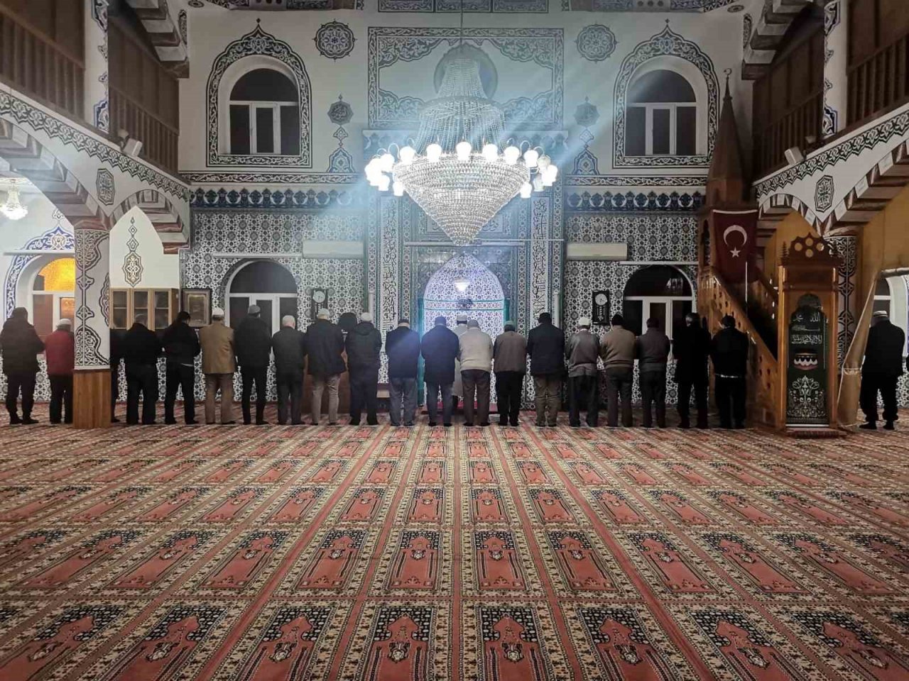 Kapıya siper oldu, cemaati camiye sokmadı: O anlar kamerada