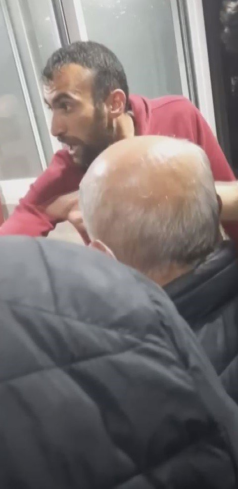 Kapıya siper oldu, cemaati camiye sokmadı: O anlar kamerada