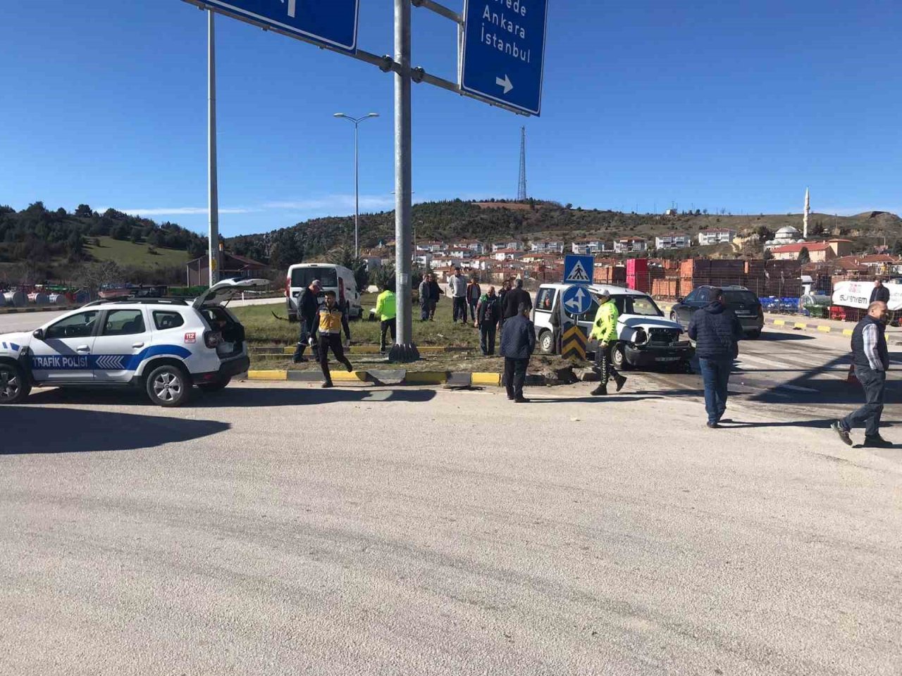 3 kişinin yaralandığı trafik kazası güvenlik kamerasına yansıdı