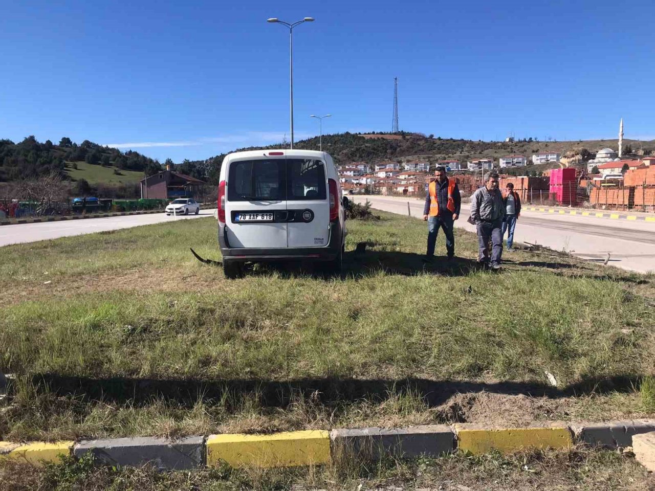3 kişinin yaralandığı trafik kazası güvenlik kamerasına yansıdı