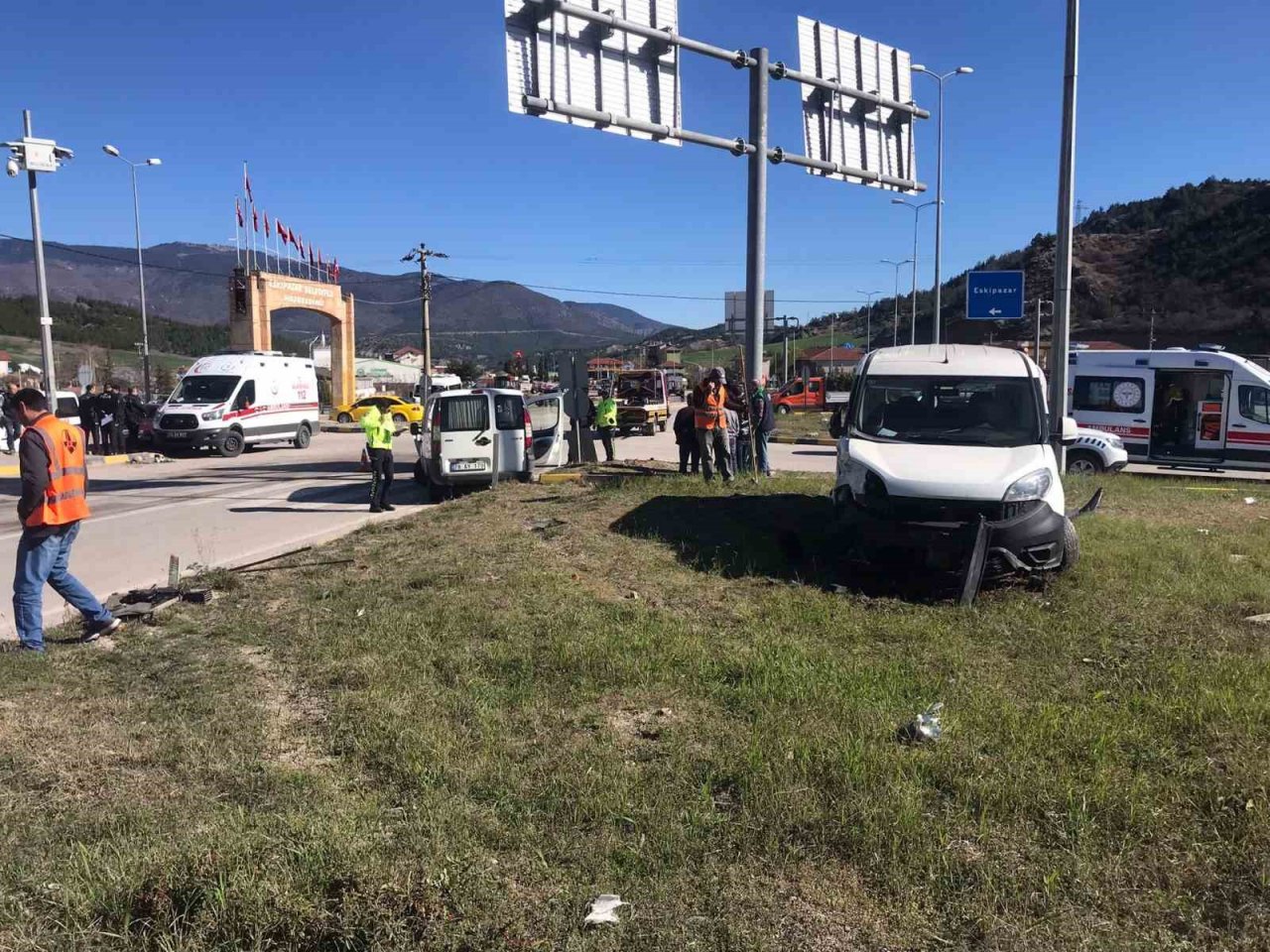 3 kişinin yaralandığı trafik kazası güvenlik kamerasına yansıdı