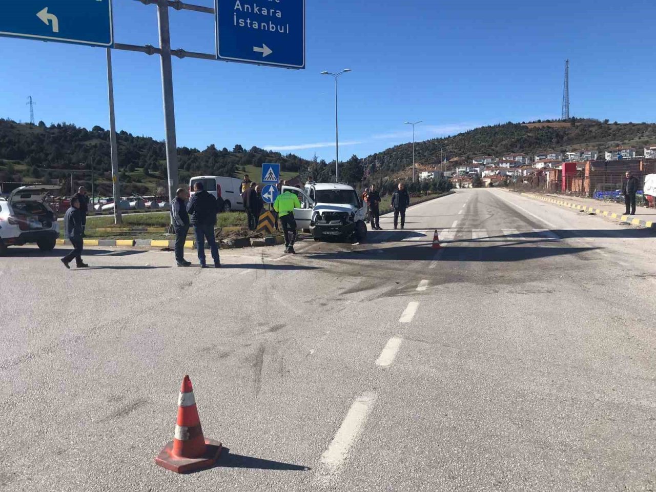 3 kişinin yaralandığı trafik kazası güvenlik kamerasına yansıdı