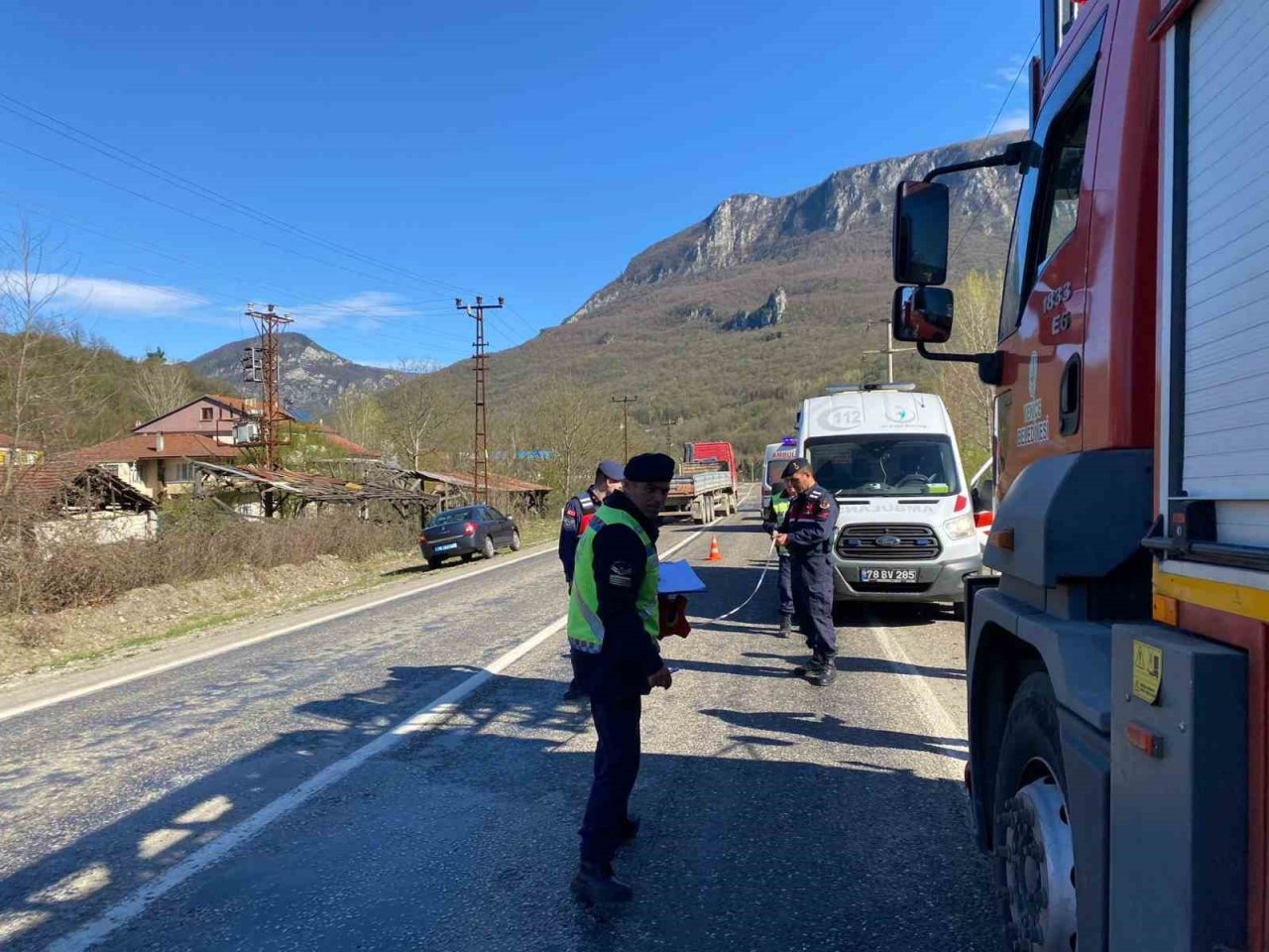 Karabük’te otomobiller çarpıştı: 1’i ağır 2 yaralı