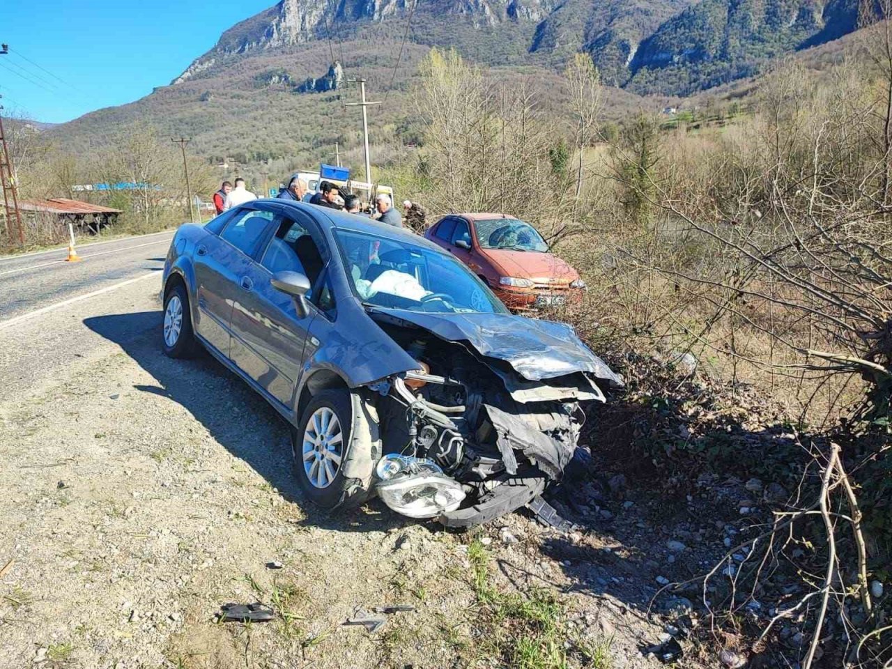 Karabük’te otomobiller çarpıştı: 1’i ağır 2 yaralı