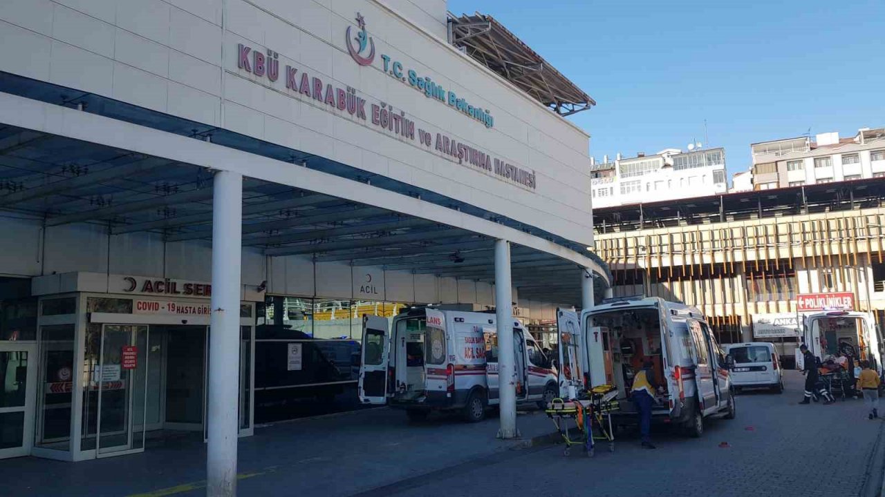 Karabük’te otomobiller çarpıştı: 1’i ağır 2 yaralı