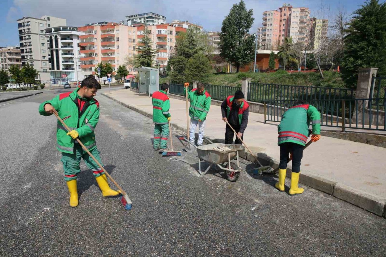 Karaköprü’de çamurlu yollar temizleniyor