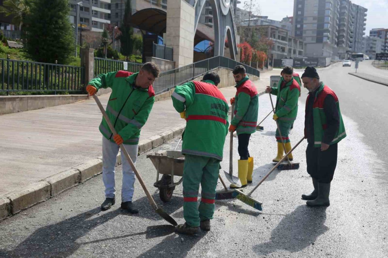 Karaköprü’de çamurlu yollar temizleniyor