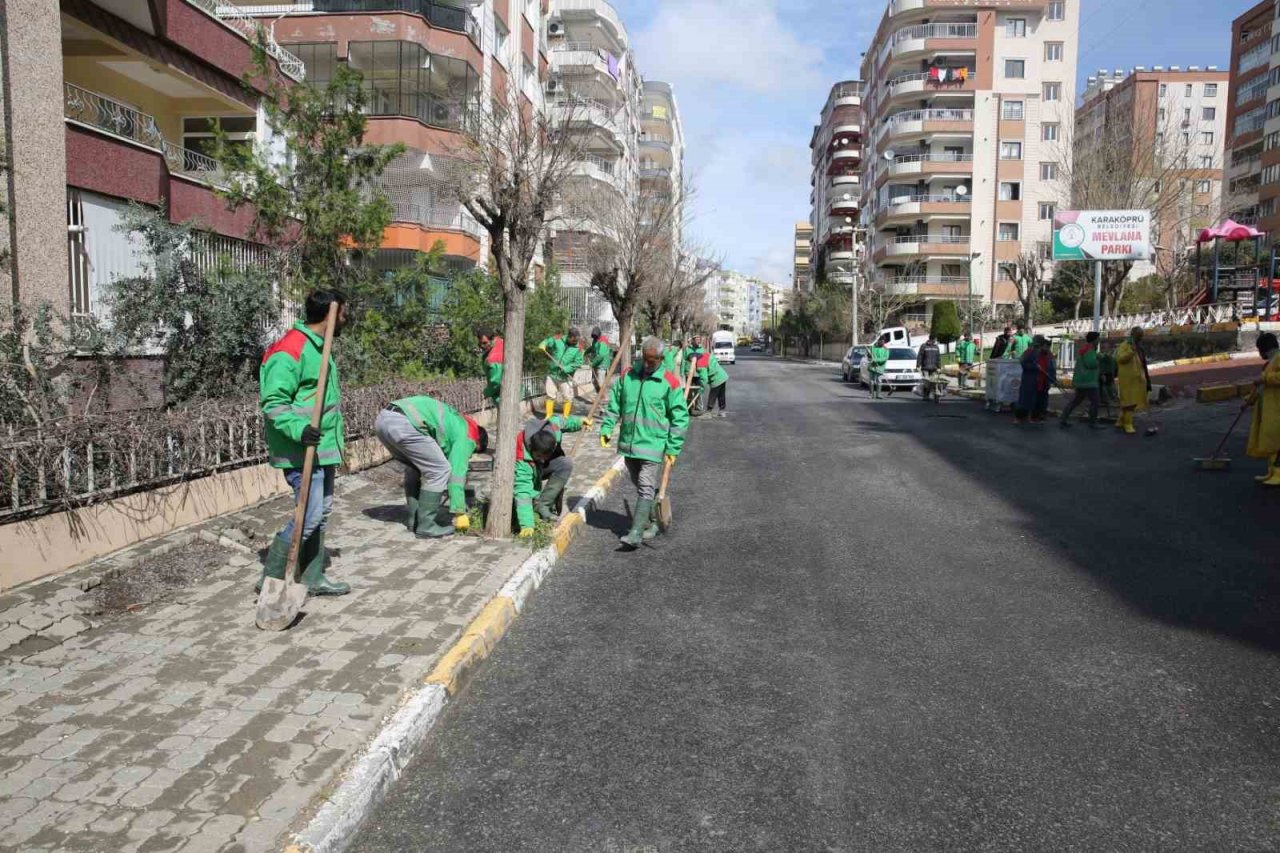 Karaköprü’de çamurlu yollar temizleniyor