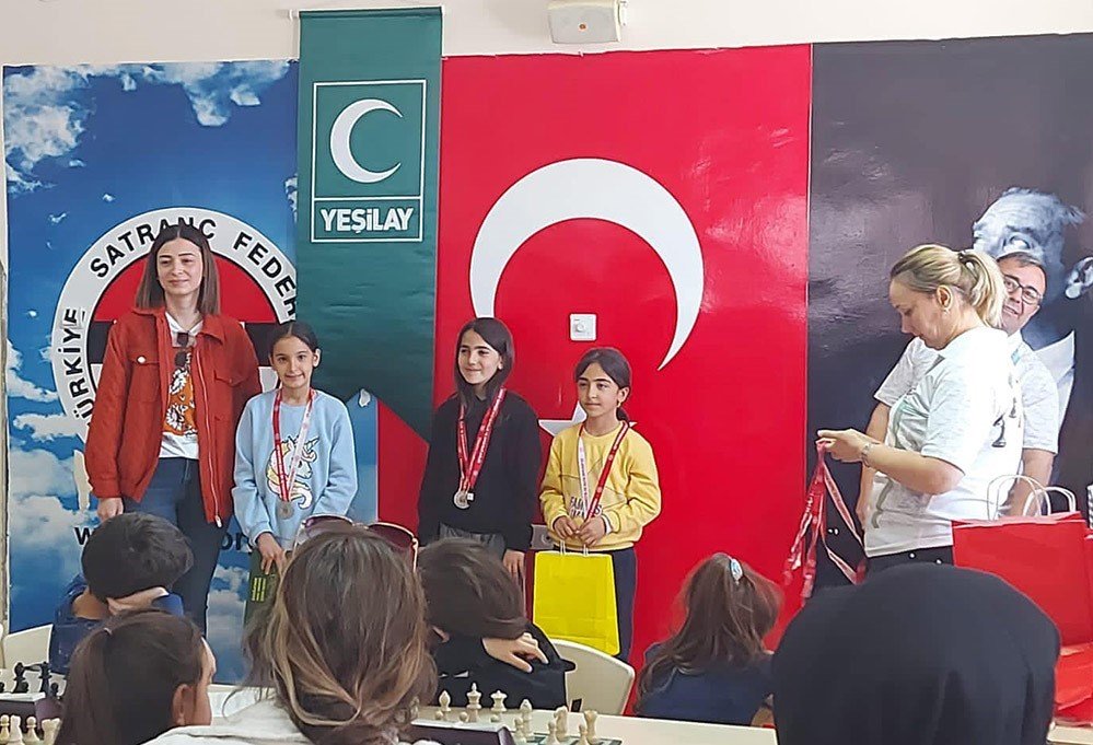 Karaman’da ‘Yeşilay Haftası Satranç Turnuvası’ düzenlendi