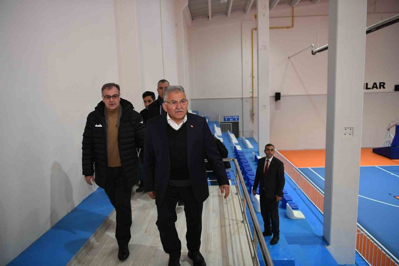 Başkan Büyükkılıç, spor salonunu inceledi, basket oynadı