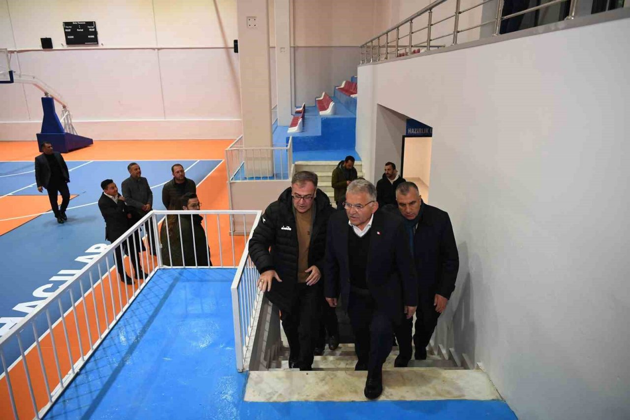 Başkan Büyükkılıç, spor salonunu inceledi, basket oynadı