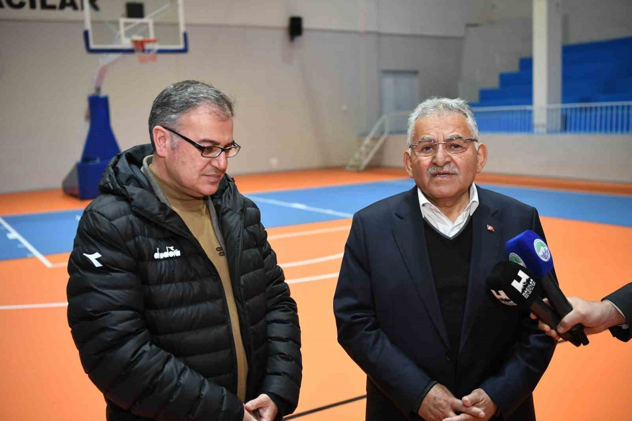 Başkan Büyükkılıç, spor salonunu inceledi, basket oynadı