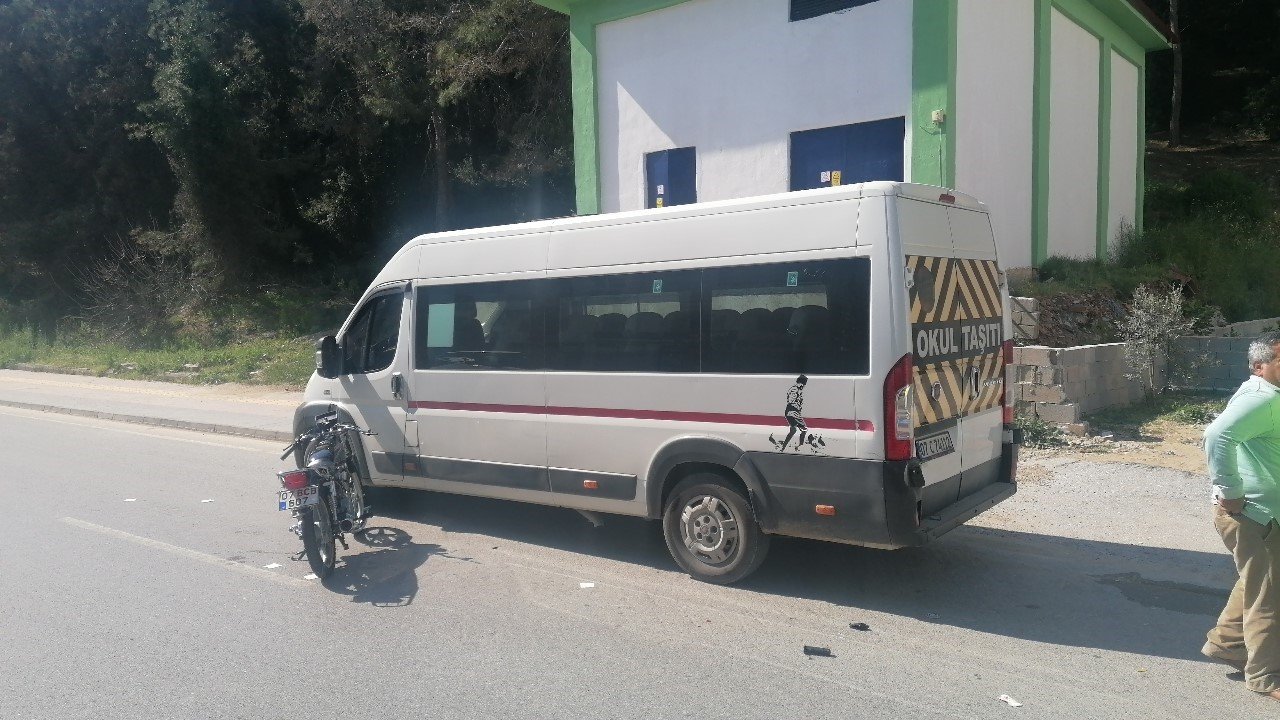 Otomobile çarpıp yola savruldular