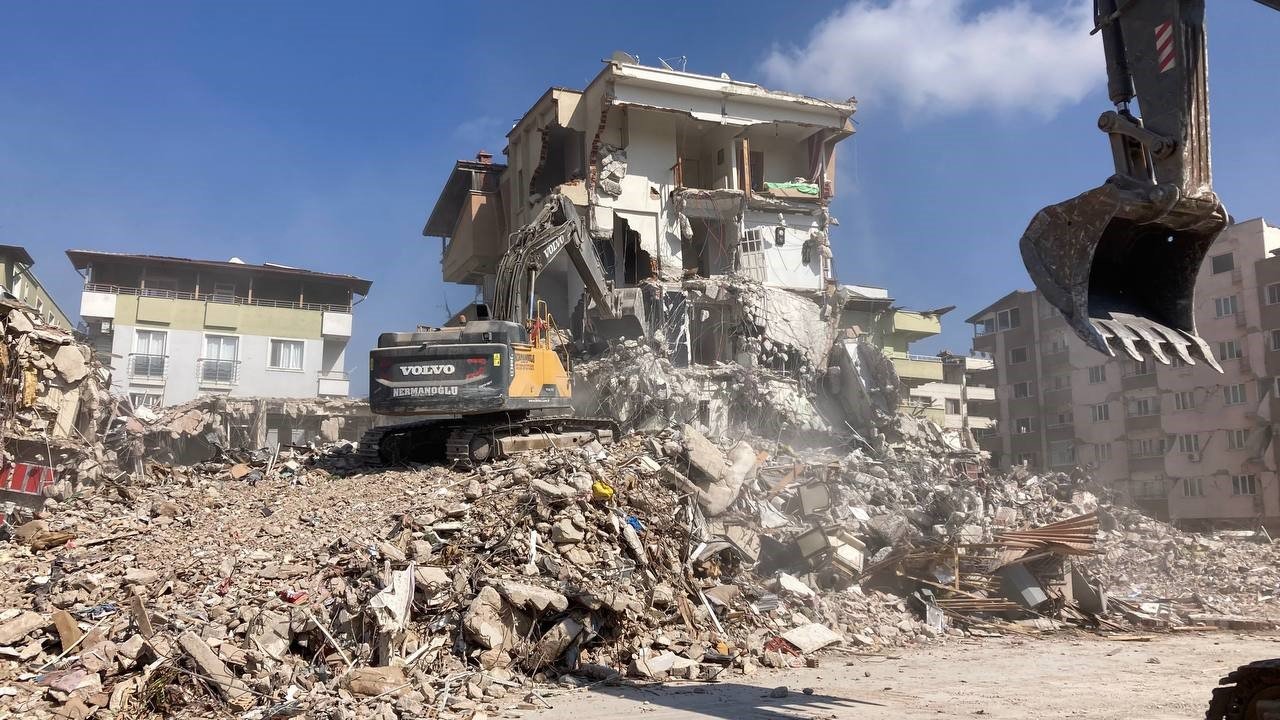Hatay’da hasarlı binaların yıkımına devam ediliyor