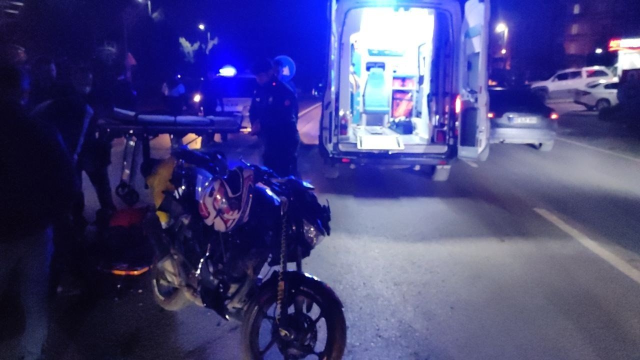 U dönüşü yapan otomobil ile motosiklet çarpıştı: 1 yaralı