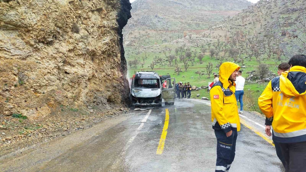 Şırnak’ta beton mikseriyle çarpışan ambulans alevlere teslim oldu