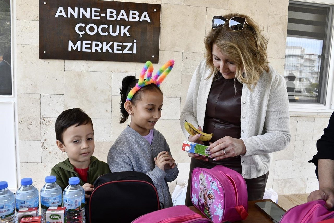 Çocukların beslenme çantalarını Kuşadası Belediyesi dolduruyor