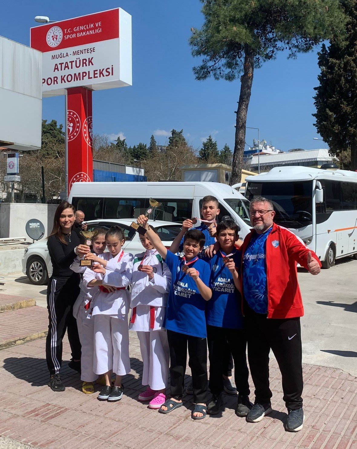 Adalasporlu karateciler Muğla’dan 15 madalya ile döndü