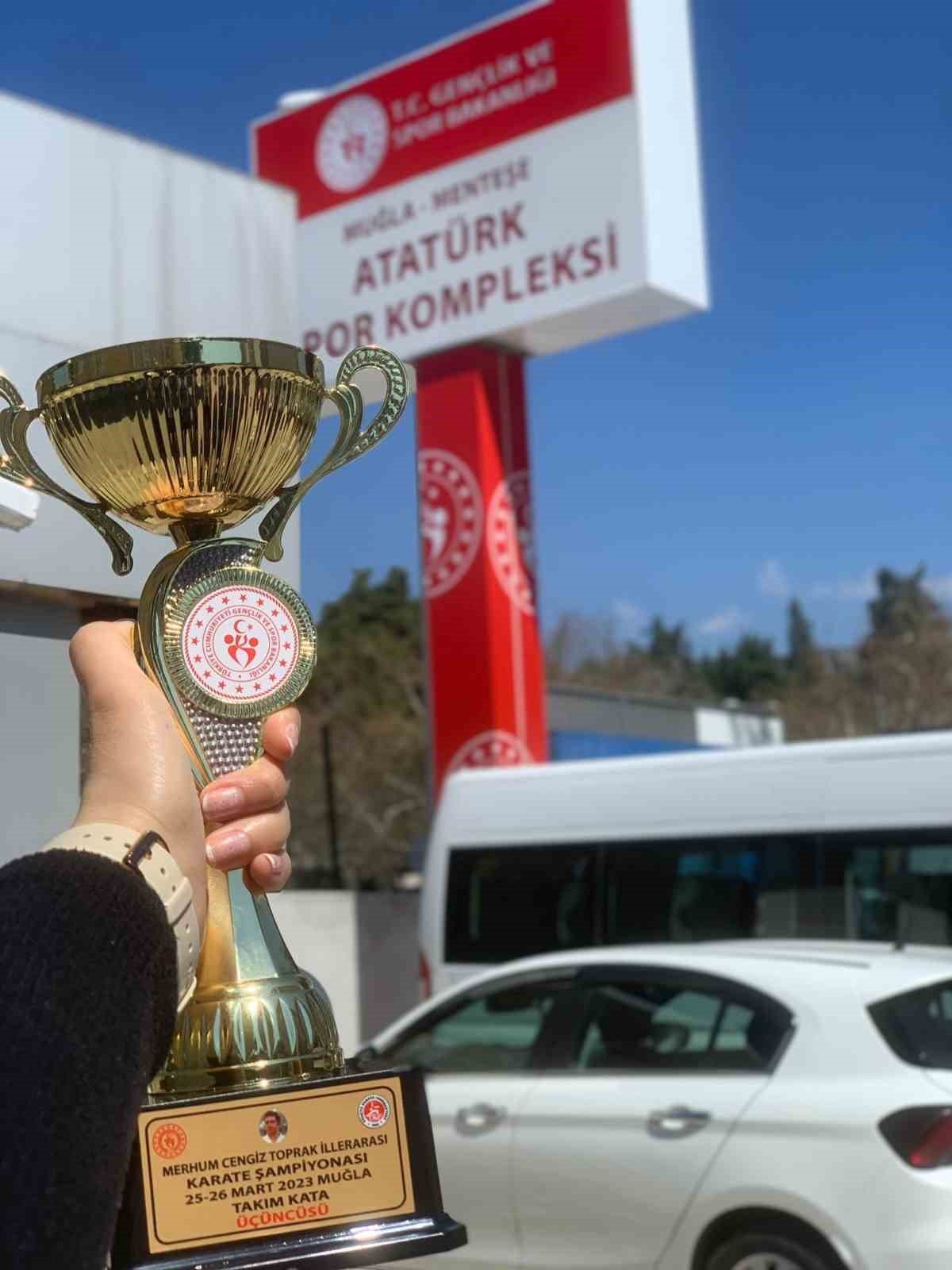 Adalasporlu karateciler Muğla’dan 15 madalya ile döndü