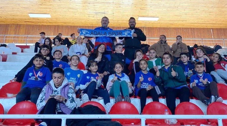 Adalasporlu karateciler Muğla’dan 15 madalya ile döndü