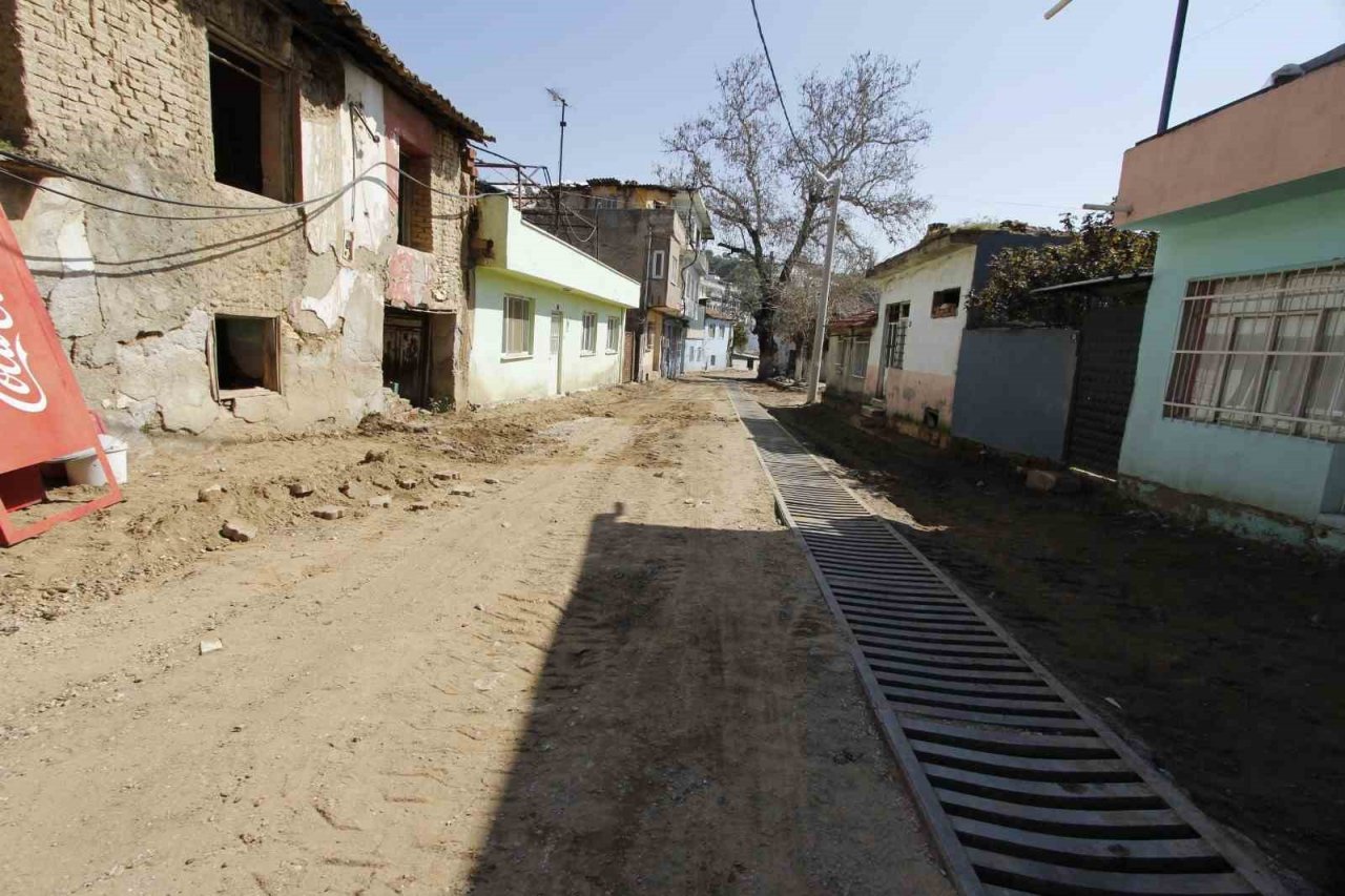 Nazilli Belediyesi yol yenileme çalışmalarını sürdürüyor
