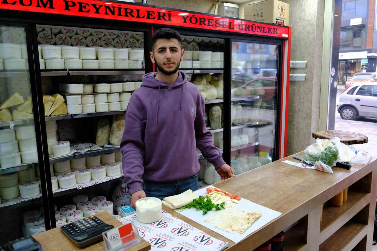Erzincan’da sahur sofralarının vazgeçilmezi: “Tulum peyniri”