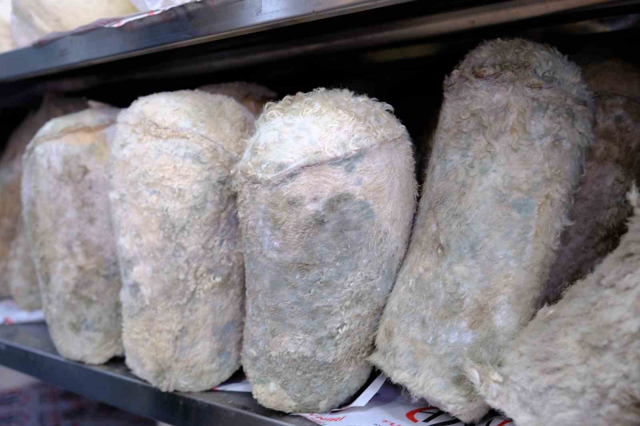 Erzincan’da sahur sofralarının vazgeçilmezi: “Tulum peyniri”