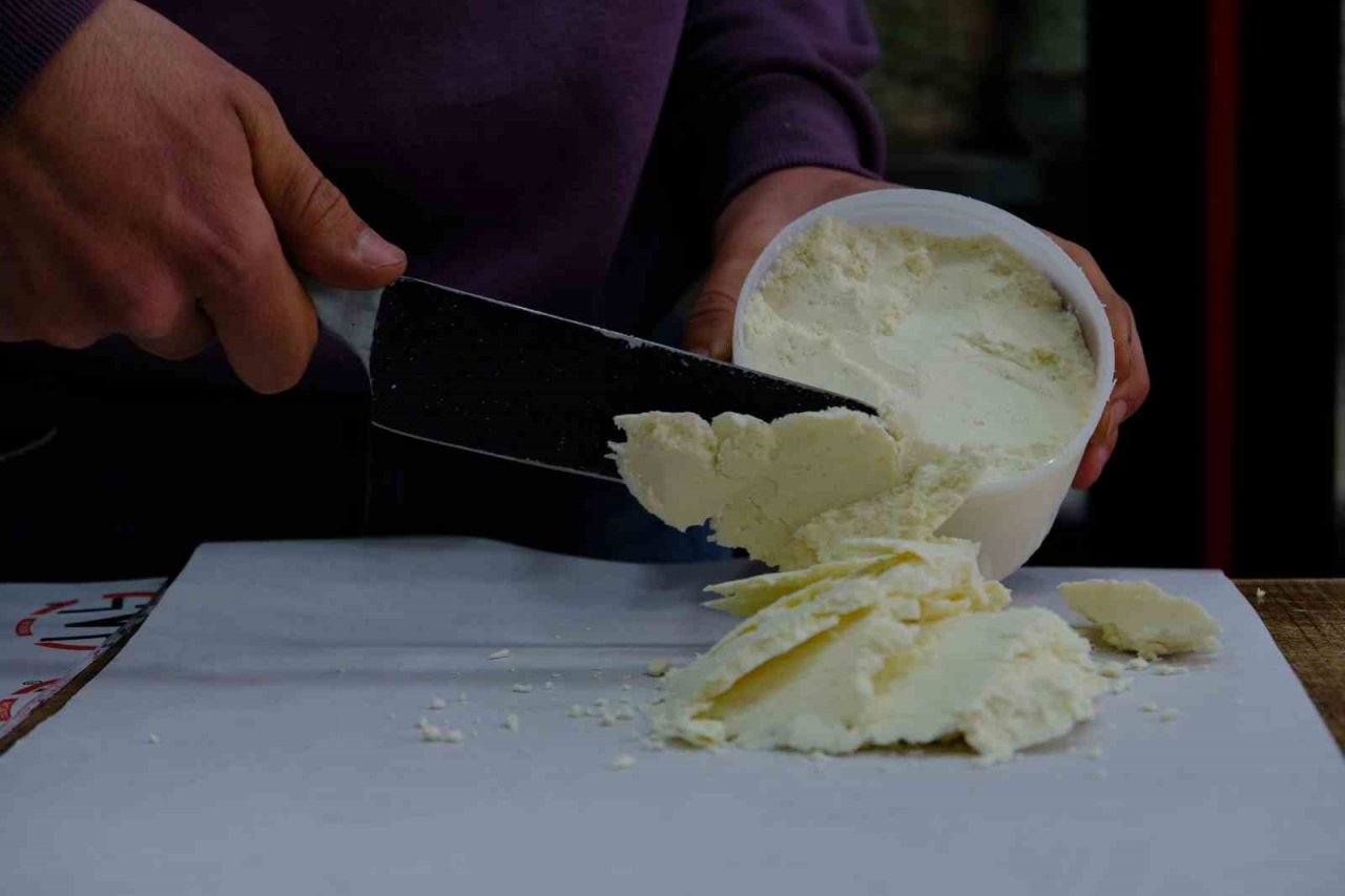 Erzincan’da sahur sofralarının vazgeçilmezi: “Tulum peyniri”