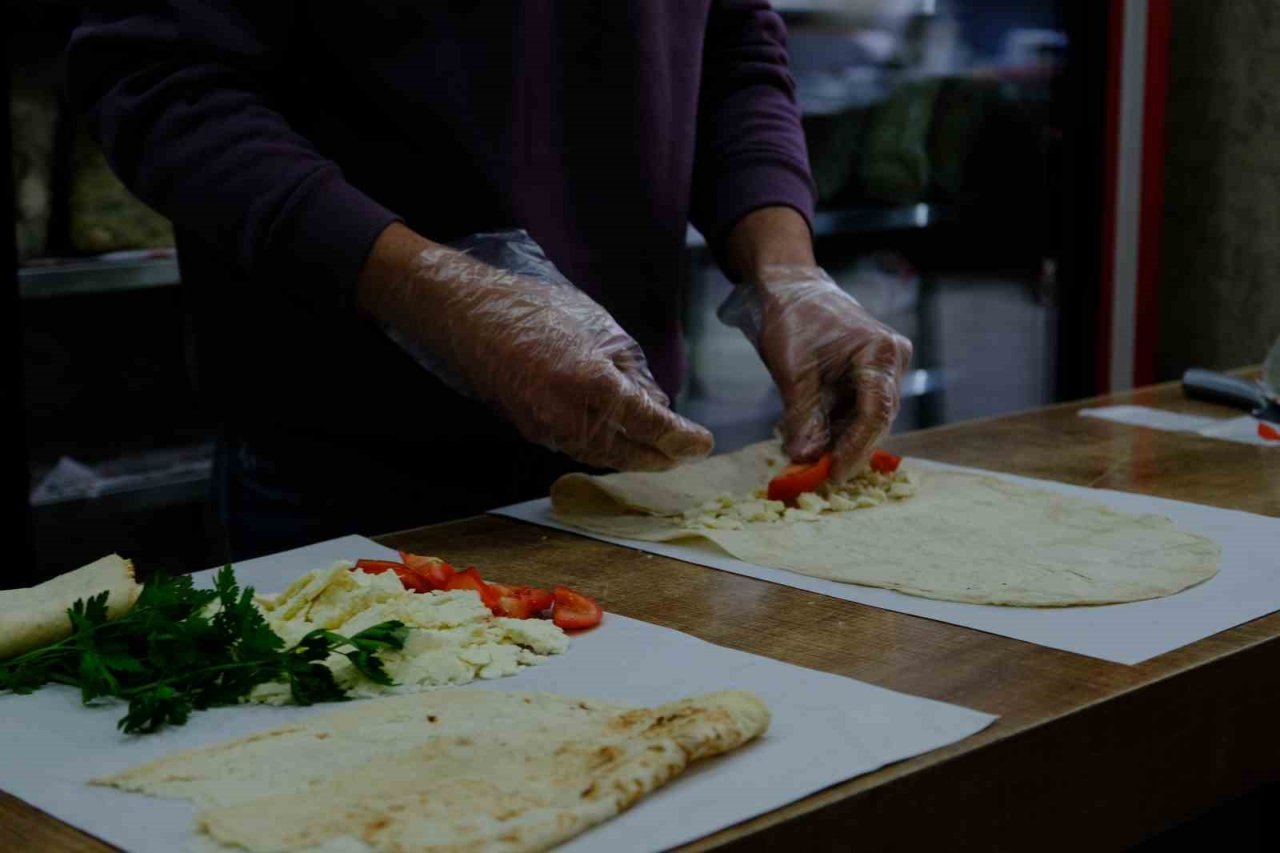 Erzincan’da sahur sofralarının vazgeçilmezi: “Tulum peyniri”